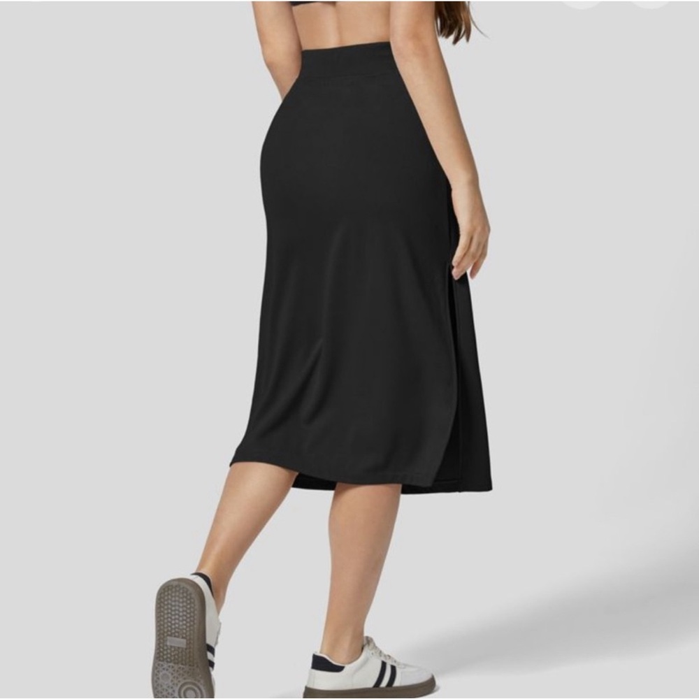 Chic Black Midi Skirt - Picture 4 of 7